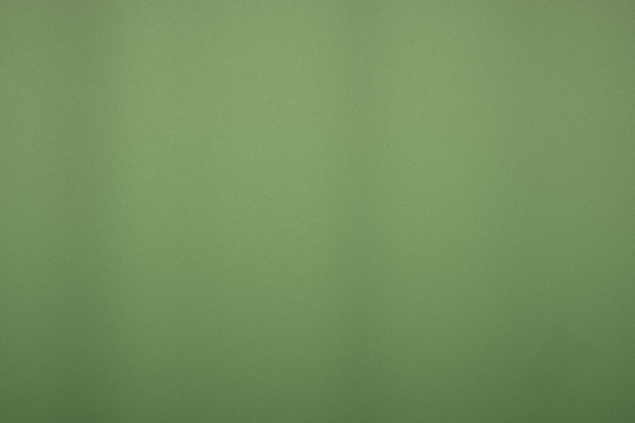 Bote de pintura ecológica con hoja verde sobre fondo claro