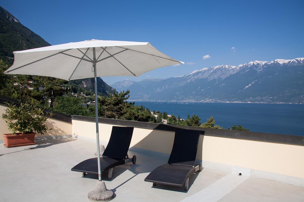 Terraza impermeabilizada en blanco con tumbonas y vistas